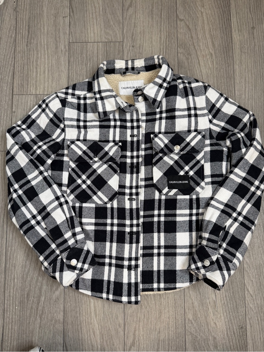 Calvin Klein Jeans Black & White Plaid Sherpa-Lined Cropped Shacket – Size Small